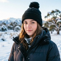 Bonnet tricoté personnalisé avec pompon, doux et chaud en acrylique, bonnet d'hiver à revers avec pompon, fabricant en gros