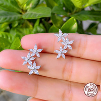 Großhandel Koreanischer Stil Bling Weiße CZ Zirkonia S925 Sterling Silber Cluster Blumenförmige Ohrstecker für Mädchen Alltägliches Tragen