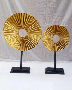 Elegante objeto de mesa con forma de corteza chapada en Color dorado, Base recubierta de Metal negro, perfecta para decoración del hogar y exhibición en la sala de estar - Product Image 3