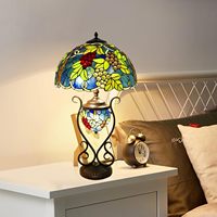 Lampu Meja Besar Gaya Anggur Biru Kaca Patri dengan Alas Logam untuk Kamar Tidur Ruang Tamu Kantor Rumah