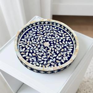 Grand plateau de service décoratif rond fait à la main écologique incrustation de nacre florale moderne pour le décor de Diwali de mariage à la maison - Product Image 1