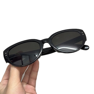 Meilleures ventes de lunettes de soleil personnalisées avec logo imprimé, vente en gros, lunettes de soleil promotionnelles unisexes à bas prix - Product Image 3