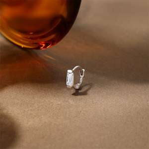 Aros Huggie de Plata de Ley S925 con Moissanita Brillante para Mujer, Aros de Cartílago con Moissanita para Uso Diario - Product Image 3