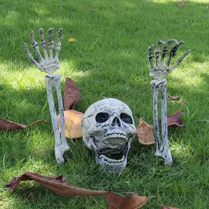 逼真的骨骼和头盖骨 (包括头盖骨手和带有草坪桩的手臂) 令人毛骨悚然的墓地装饰万圣节装饰