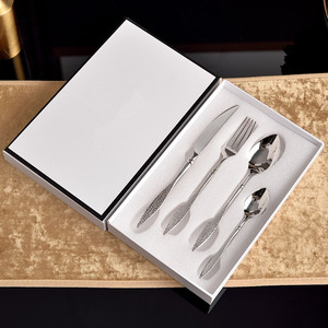 Juego de Cuatro Piezas de Cuchillo, Tenedor y Cuchara de Acero Inoxidable con Acabado Espejo Dorado y Plateado, Vajilla Europea Occidental, Regalos Empresariales, Caja de Regalo - Product Image 3