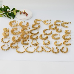 Boucles d'oreilles créoles en acier inoxydable plaqué or 18 carats, style français rétro, multi-nœuds épais, en forme de U, ajourées - Product Image 3