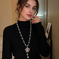 Collier de luxe en perles avec pendentif fleur en strass, élégant pour les soirées, polyvalent pour femme, chaîne de pull, bijoux de luxe