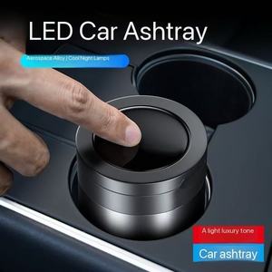 Mini poubelle de voiture portable avec couvercle cendrier détachable en acier inoxydable et lumière LED bleue, accessoire intérieur sans fumée - Product Image 4