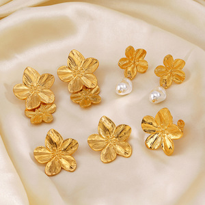 Boucles d'oreilles pendantes géométriques tendance en alliage d'acier inoxydable, style rétro français, avec perle et petit charme plaqué or 18 carats pour femme - Product Image 2
