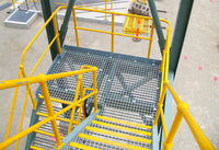 Marches d'escalier en acier galvanisé, grilles antidérapantes dentelées avec bordure pour escaliers industriels extérieurs, marches et passerelles