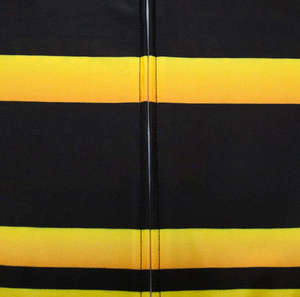 Maillot de cyclisme imprimé rayures abeilles noir et jaune, manches courtes en mesh, fermeture éclair intégrale avec poches arrière, texte et logo personnalisés, séchage rapide - Product Image 4