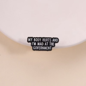 Mi Cuerpo Dolorido y Enfadado <span class=keywords><strong>con</strong></span> el Gobierno - Pin de Humor de Graduación Personalizado de Aleación de Zinc <span class=keywords><strong>con</strong></span> Niquelado Negro e Impresión UV - Product Image 3