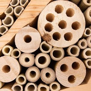 Casa delle api per all'aperto grande forma di cuore ape e insetto Hotel cedro legno tubi di nidificazione - Product Image 3