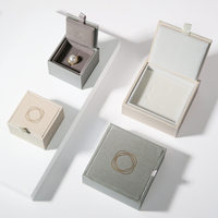 Boîte de rangement à bijoux rectangulaire en papier, style livre, personnalisable avec logo OEM, avec couvercle magnétique, pour bracelets, bagues et colliers