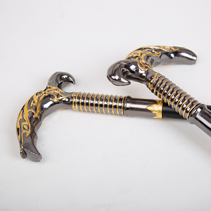 Bastón de Doble Gancho en Forma de Media Luna, Negro y Dorado, con Intrincadas Grabas, Mango de Metal, Bastón de Lujo - Product Image 4