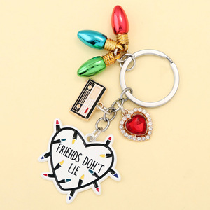<span class=keywords><strong>Llavero</strong></span> de <span class=keywords><strong>Stranger</strong></span> <span class=keywords><strong>Things</strong></span> con la frase "Los amigos no mienten", con dijes de cassette retro y bombilla de colores, inspirado en el programa de televisión de los años 80. - Product Image 2