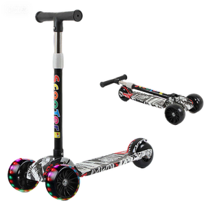 Trottinette pliable <span class=keywords><strong>à</strong></span> trois roues moderne avec capteur, hauteur réglable, roues en plastique silencieuses, pédale élargie et trottinette jouet - Product Image 6