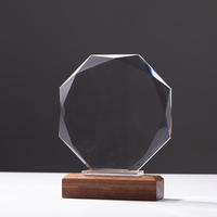 Vente en gros Trophée Octogone en cristal avec base en bois Gravure personnalisée et modèle d'impression UV MH-J996