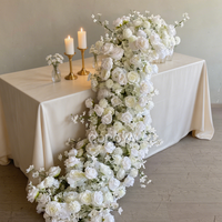 Chemin de table floral artificiel en roses blanches pures et gypsophiles, longue rangée de fleurs en cascade pour la décoration de la table de mariage et de la composition centrale.