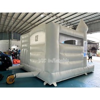Structure gonflable blanche pour enfants, idéale pour les mariages et événements professionnels