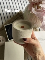 Bougie en cire de soja avec mèche en bois personnalisée dans un pot en ciment |   Bougie d'aromathérapie faite à la main, vente en gros, étiquette privée