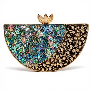 Pochette Demi-Lune en Coquillage avec Perles Dorées Filigranées, Sac de Soirée Classique et Tendance en Laiton - Product Image 1