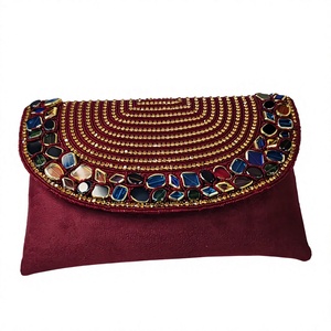 Elegante Bolso de Mano de Gamuza con Cristales de Imitación, Adornos Bordados y Cadenas, Ideal para Fiestas y Bodas - Product Image 1