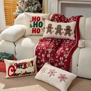 Ensemble de housses brodées de Noël en coton et lin, motifs Bonhomme de pain d'épices et flocons de neige, pour la décoration intérieure et comme cadeau de fêtes - Product Image 1