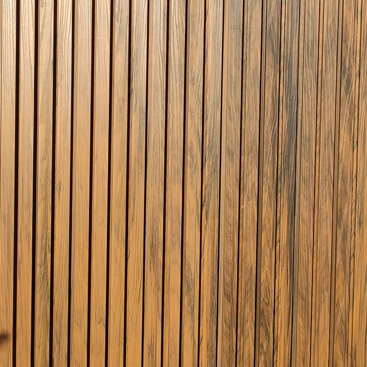 टिकाऊ आधुनिक Louvers आउटडोर लकड़ी के सजावटी दीवार Cladding डब्ल्यूपीसी दीवार पैनल