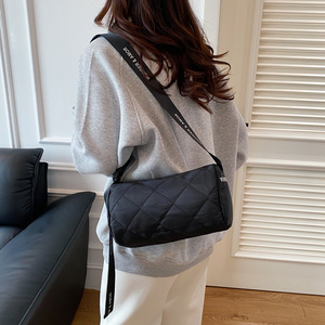Sac bandoulière pour femme, style décontracté quotidien, noir, avec coutures en losanges et fermeture éclair cylindrique - Product Image 1