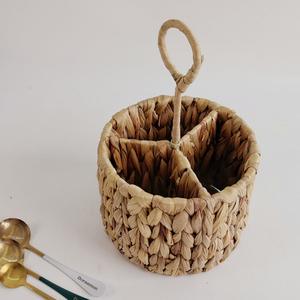 Panier de rangement rond Bobai en paille tressée fait main avec poignée pour l'organisation de bureau et une utilisation sur le bureau - Product Image 1