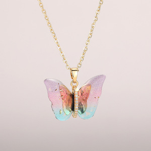 Collana con ciondolo a forma di farfalla in resina placcata oro, design carino per donna, da indossare tutti i giorni, idea regalo - Product Image 1