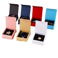 Boîte cadeau magnétique en carton rigide de luxe avec logo personnalisé |   Insert en mousse de velours |   4 tailles 7 couleurs |   Quantité minimum de commande : 500