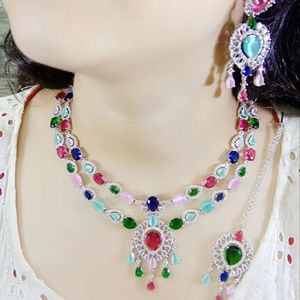 Ensemble collier choker plaqué or avec pierres AD et Maangtikka |   Meilleurs bijoux de mariage pour les fiançailles et les anniversaires de mariage - Product Image 1