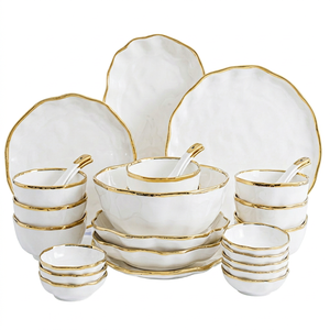 Juego de vajilla de 2/4/6/8 personas, estilo ligero y lujoso con borde dorado, elegantes bordes ondulados, libre de BPA, resistente a la decoloración, ideal para regalar en el hogar. - Product Image 1