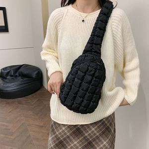Bolso de Hombro Oblicuo Personalizado de Moda, Bolso de Pecho para Mujer de Nailon Plisado y Acolchado con Hilo de Bordado de Algodón - Product Image 4