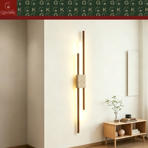 Lámpara de Pared LED Lineal GOLDKING para Dormitorio o Escalera, con Base de Travertino Beige y Barra de Latón, Fabricación Directa de Fábrica OEM ODM - Product Image 2