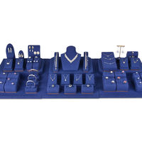 Comptoir de présentation de bijoux en microfibre bleue avec des étuis pour colliers, boucles d'oreilles et bagues pour une présentation élégante
