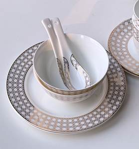 Nouvel ensemble de vaisselle en porcelaine fine à motif quadrillé doré européen, 10 pièces - Product Image 5
