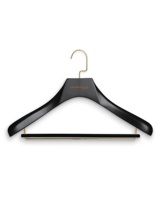 Cintres en bois de luxe de haute qualité avec logo personnalisé pour armoire, hôtel et boutique de vêtements pour hommes