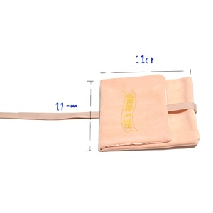 Nouveauté : Pochette à parfum personnalisée avec logo doré imprimé, en daim rose pêche, doublure satinée, rabat enveloppe et ruban - Product Image 2