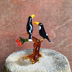 Figura de Tucán de Vidrio Soplado a Mano, Par en Rama con Bayas, Adorno Decorativo con Temática Animal, Mundo de Vidrio en Miniatura, Rajasthan - Product Image 4