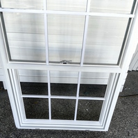 Fenêtre à guillotine simple en PVC/UPVC blanc, économique, avec verre Low-e à l'argon, certifiée NFRC, avec grille décorative