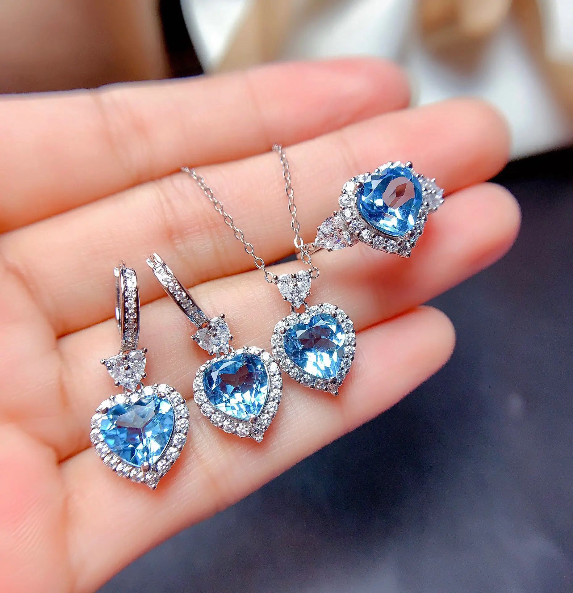 Set perhiasan Topas Biru Swiss Wanita keluaran baru 2022 anting liontin cincin jari kalung anting-anting kancing Garnet ala Hongkong