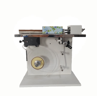 Machine semi-automatique de scellage et d'étiquetage des coins à angle droit pour boîtes en carton avec étiquettes autocollantes