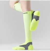 OEM Design Logo Chaussettes de compression professionnelles à hauteur du genou 20-30 Mmhg pour le football le sport Chaussettes de compression respirantes pour adultes