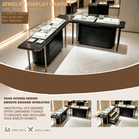 Conception d'intérieur de bijouterie de luxe sur mesure en or rose crème, éclairage LED, ensemble complet de luminaires clés en main, vitrine murale centrale