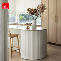 Armoire de cuisine Alland haut de gamme sur mesure en MDF avec panneau de porte nervuré, îlot incurvé et choix de couleurs variés