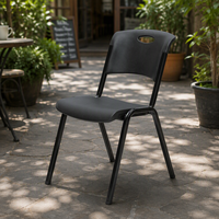 Chaise ergonomique en plastique avec dossier, portable et empilable, idéale pour les terrasses et la location événementielle