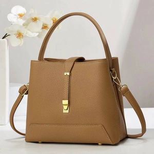 Sacs en cuir personnalisés pour femmes, style sac fourre-tout avec logo entièrement gravé en relief. Quantité minimale de commande. - Product Image 1
